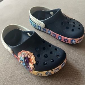 Used frozen crocs kids size C9